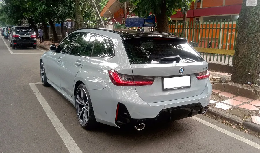 BMW 330i Touring M Sport, achterkant